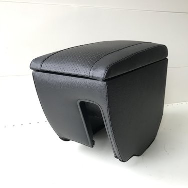Подлокотник кожаный Hyundai Solaris 2017- (черный, ПЕРФОРАЦИЯ)